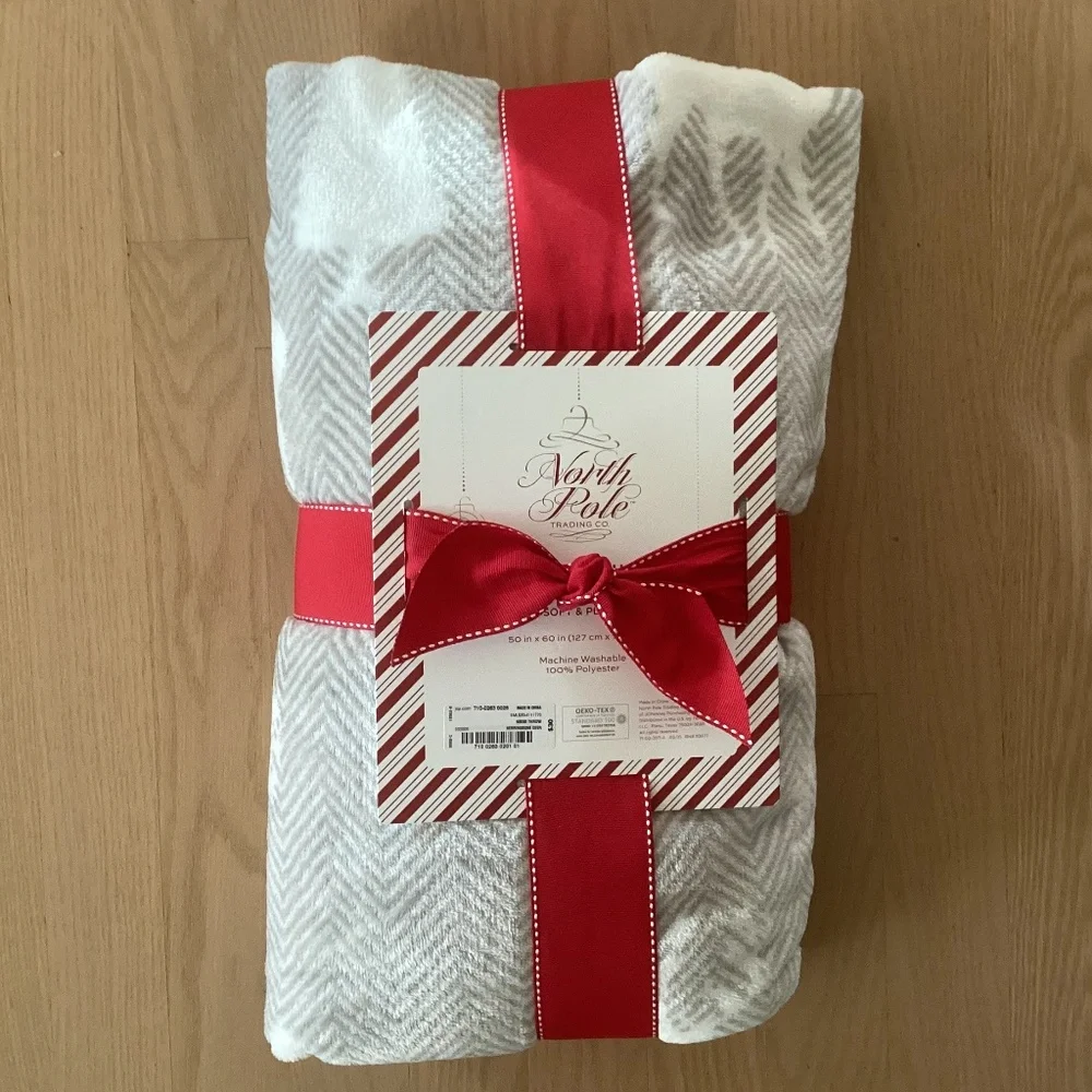 NEW NORTH POLE TRADING COMPANY HOLIDAY VELVET PLUSH THROW BLANKET